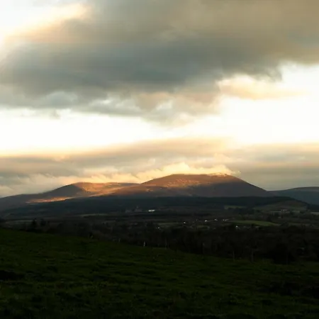 Reconnect At Off-grid Hilltop With Mountain Views
