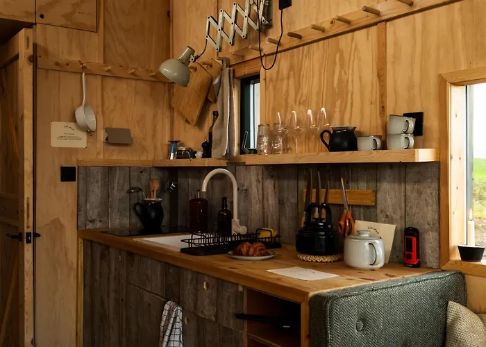 Reconnect At Off-grid Hilltop With Mountain Views Holiday home