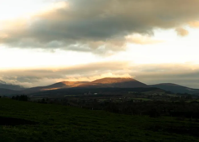 Reconnect At Off-grid Hilltop With Mountain Views